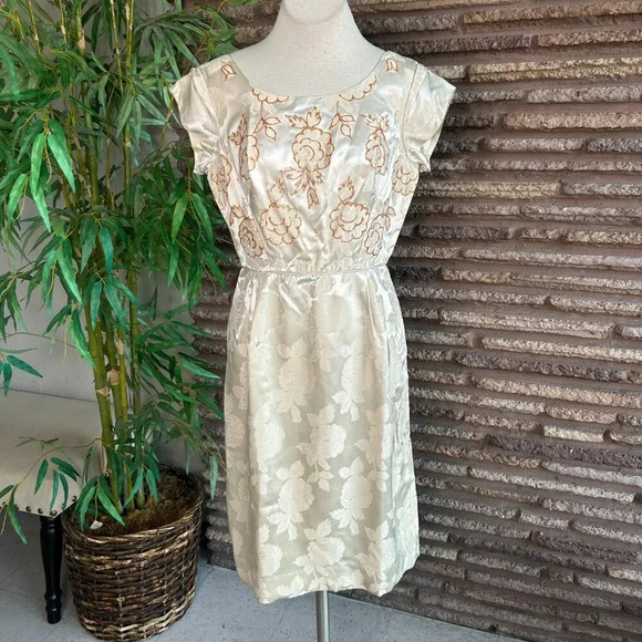 Vintage 60s Shiny Beige Floral Brocade with Glitter Acents - Picture 9 of 10